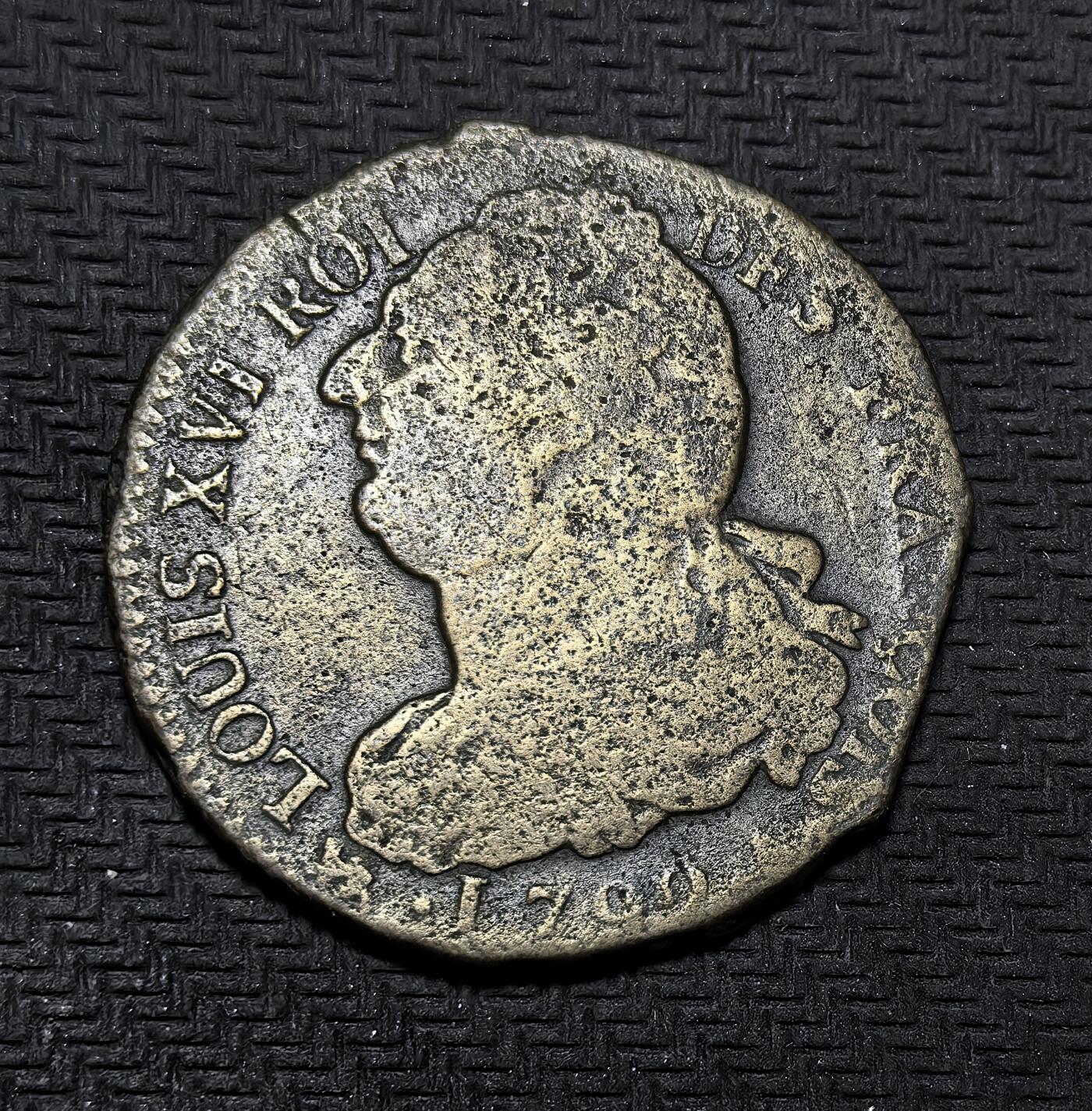 外国优质银币克朗币纪念章，每周六晚九点倒数截拍，满百包邮可寄存，持续收拍 少见法国路易十六1792 年2 索尔铜币，法国大革命初期产物，正面铸路易十六头像，背面饰自由柱与花环，是新政权发行的过渡性货币，见证了从君主制到共和制的历史转折。