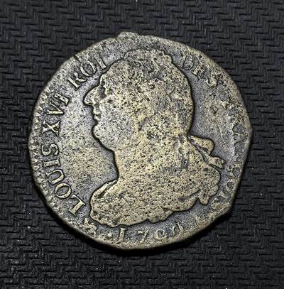 外国优质银币克朗币纪念章，每周六晚九点倒数截拍，满百包邮可寄存，持续收拍 - 少见法国路易十六1792 年2 索尔铜币，法国大革命初期产物，正面铸路易十六头像，背面饰自由柱与花环，是新政权发行的过渡性货币，见证了从君主制到共和制的历史转折。