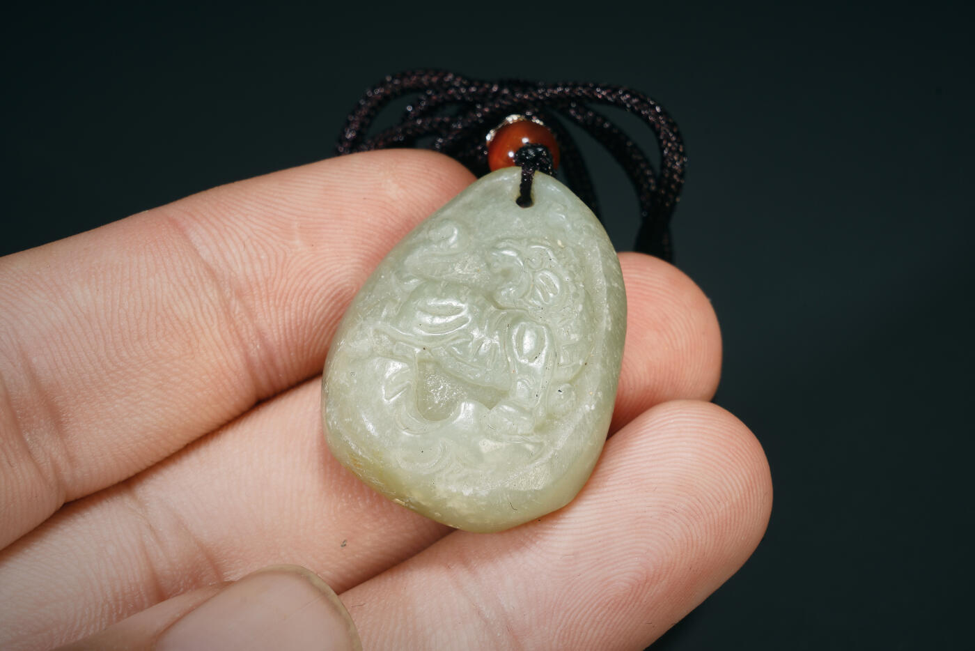 上海都达杂项专场七十二【全场包邮】 天然和田玉精雕《虎啸南山》挂件 80-90