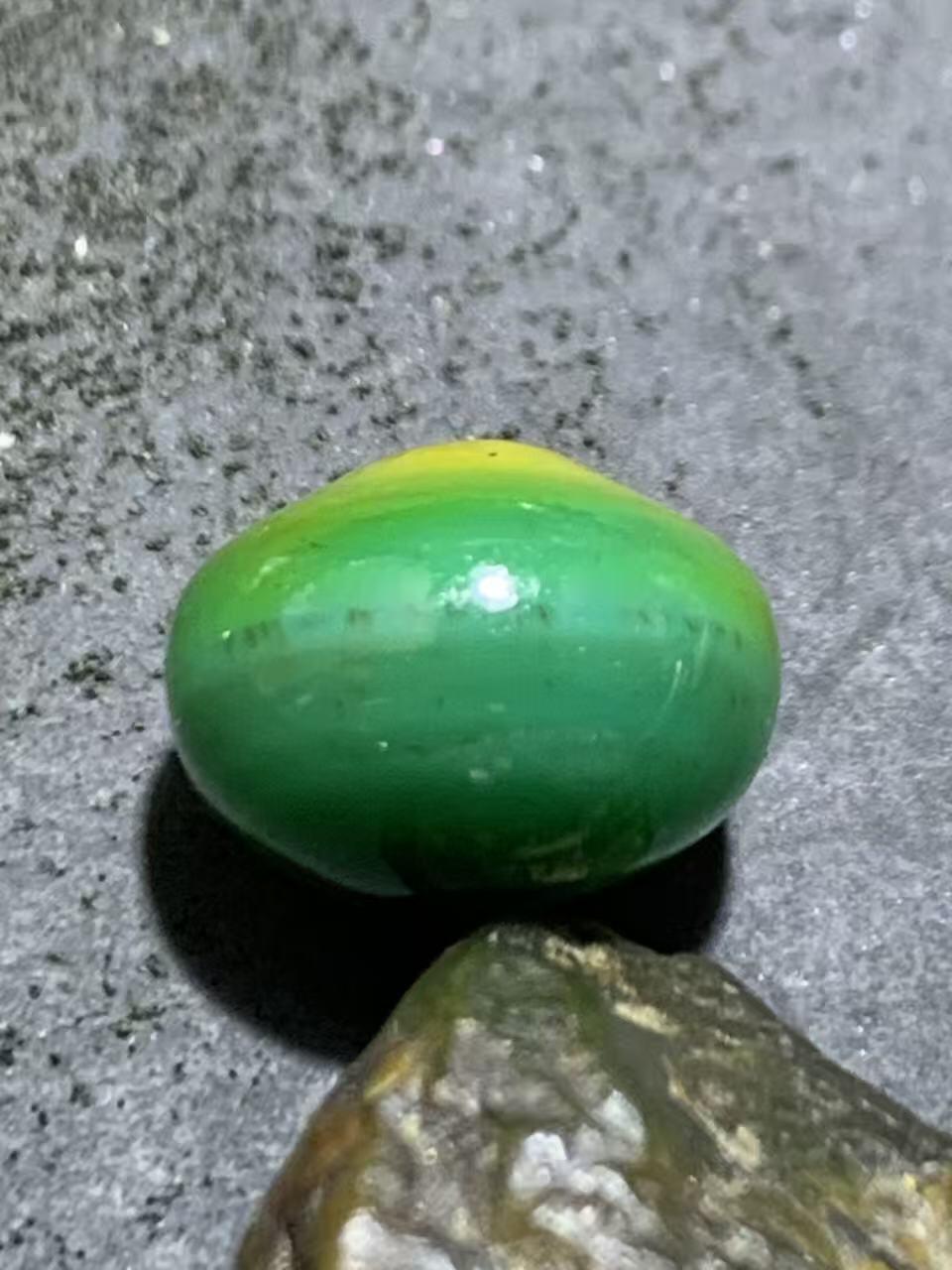 精美高玉化缠丝玛瑙随形碟珠一颗，