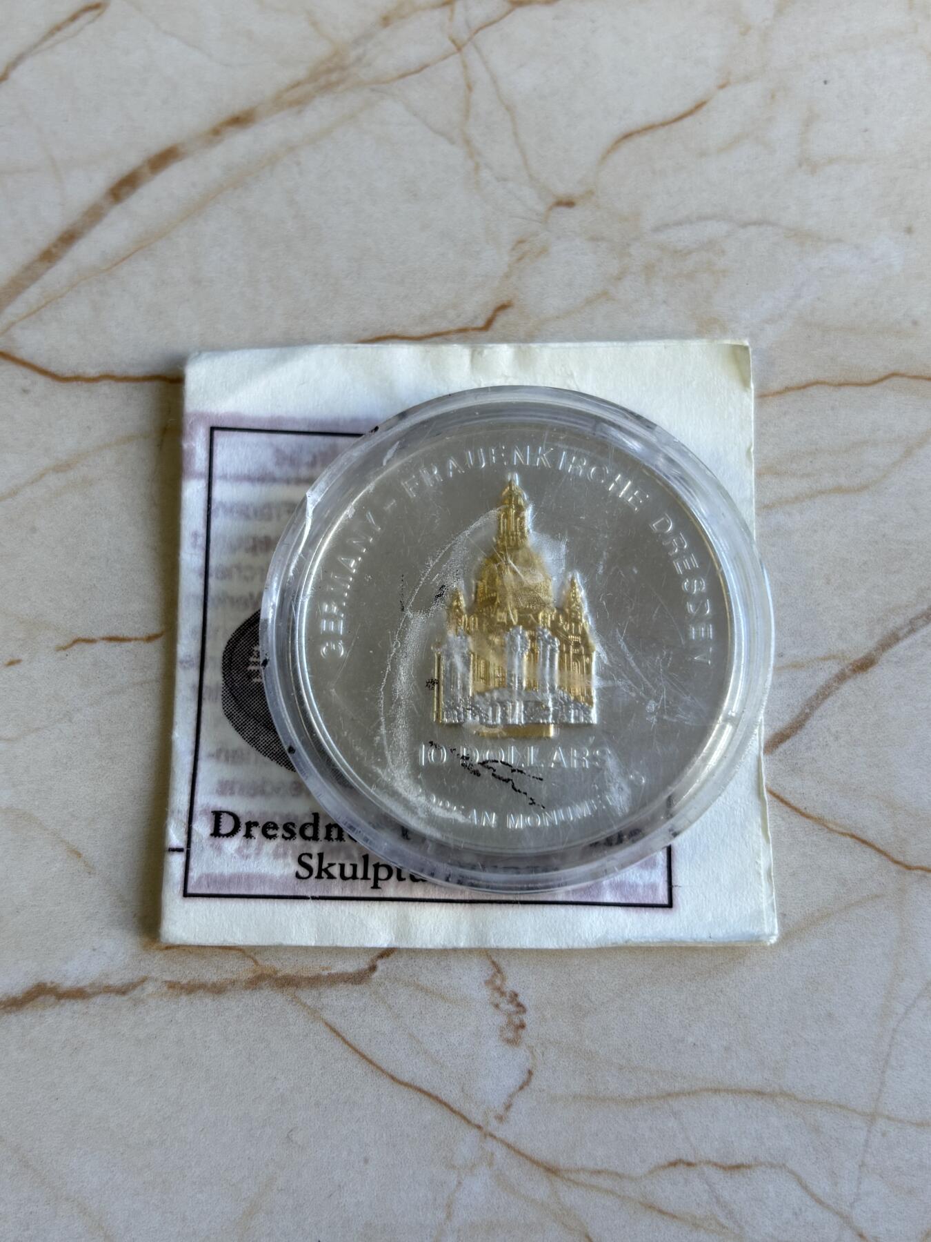 第196期拍卖 瑙鲁2004年建筑奇观德累斯顿圣母大教堂立体银币带证书，999银镀金，1盎司/2.17克，发行7500枚