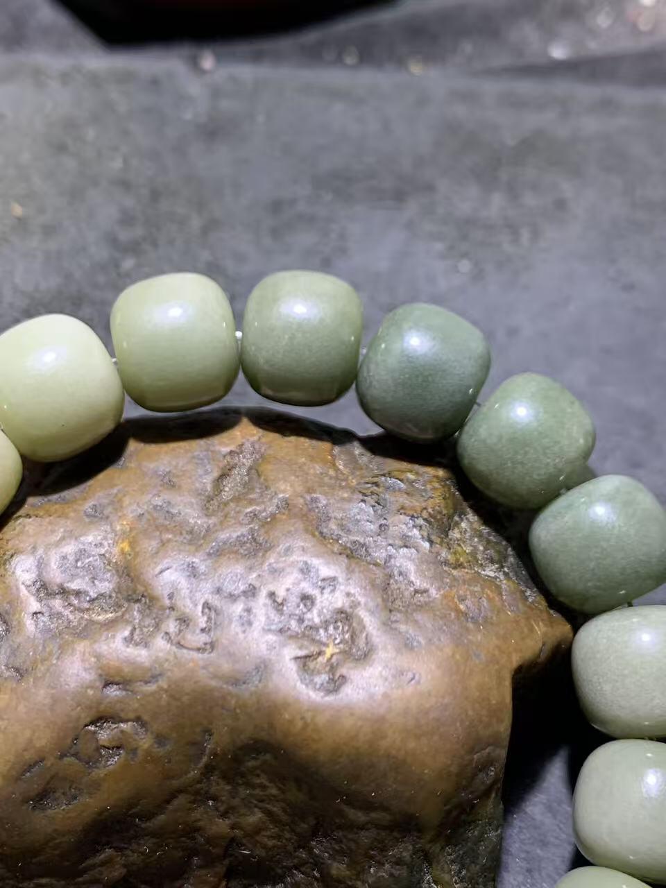 精美多宝渐变色菩提根手串绕指揉糖果色老型桶珠文玩念珠手链混色珠单圈手链一条，