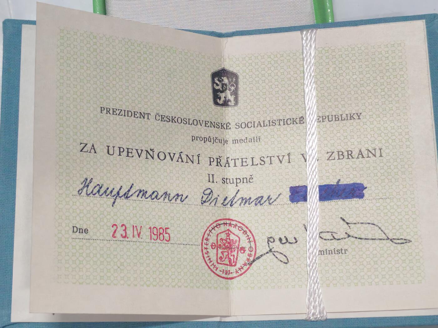 韵星假日军品类拍卖第51期  -- Rimey Holidays Militaria Auction 51 捷克斯洛伐克银级为加强军队友谊建设奖章带原盒证书一套 少见 证书很少