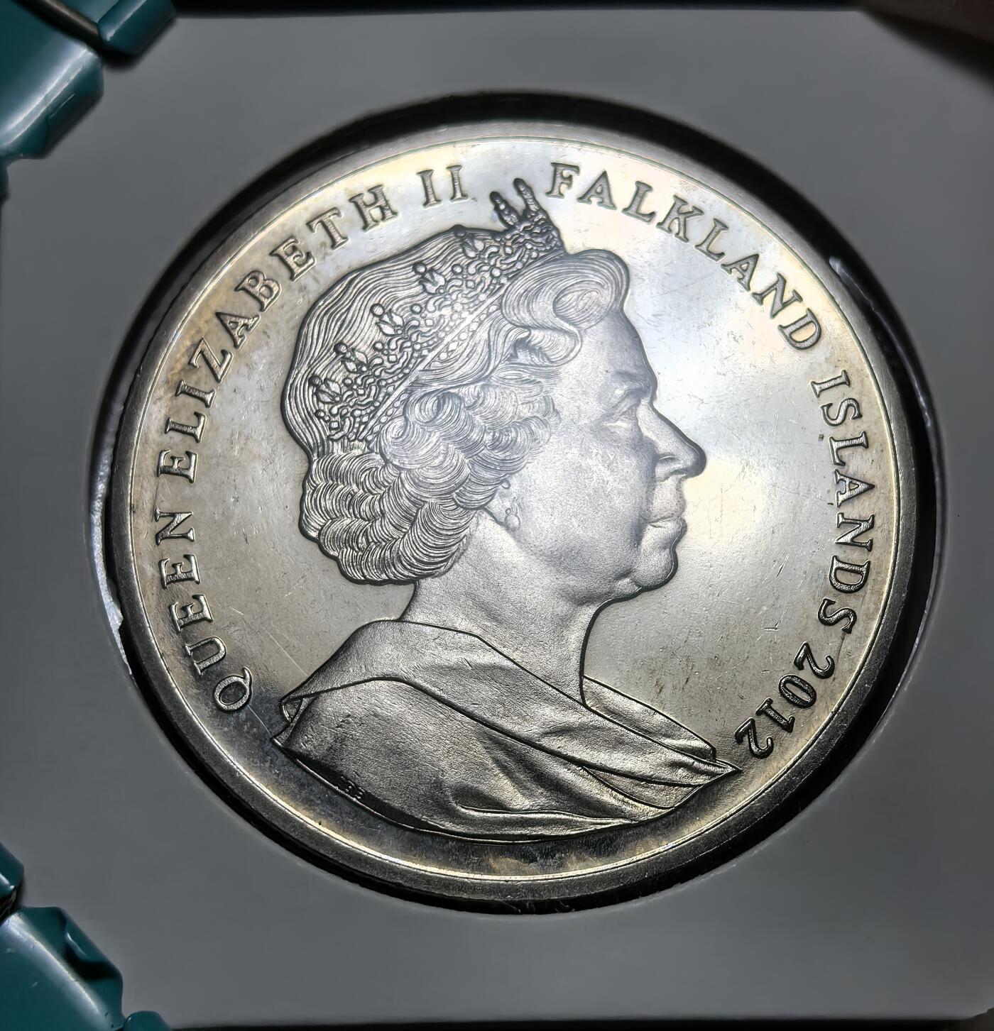 外国优质银币克朗币纪念章，每周六晚九点倒数截拍，满百包邮可寄存，持续收拍 福克兰群岛2012年伊丽莎白二世登基钻禧 1 克朗纪念币，铭刻 1952-2012，以女王肖像与王室纹章纪念其在位 60 周年，见证英联邦海外领地的王室纪念传统。