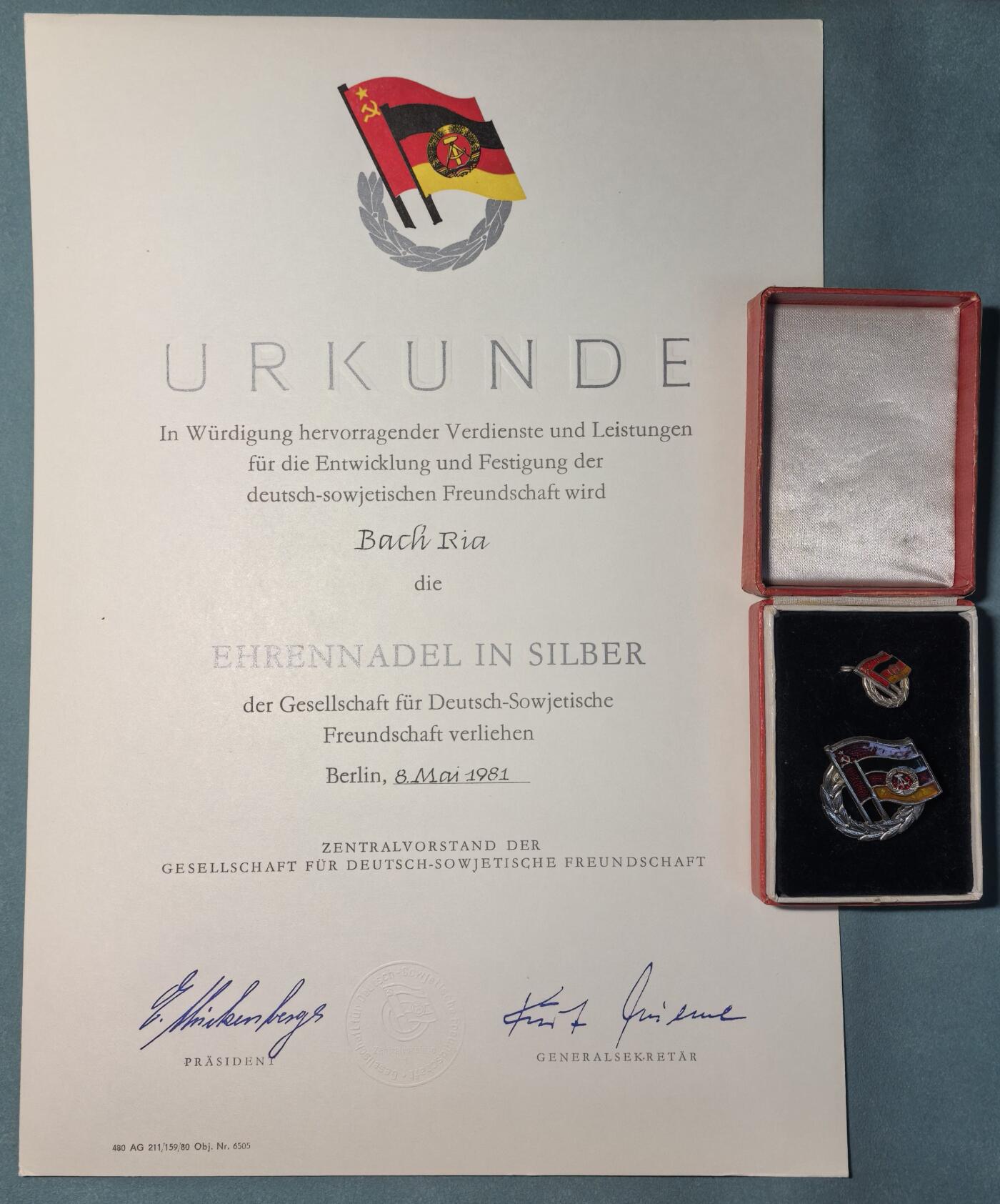 盛世勋华——号角文化勋章邮票专场拍卖第312期 东德银级德苏友好荣誉证章 原盒带迷你章 少见带1981年证书