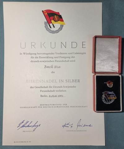 盛世勋华——号角文化勋章邮票专场拍卖第312期 - 东德银级德苏友好荣誉证章 原盒带迷你章 少见带1981年证书