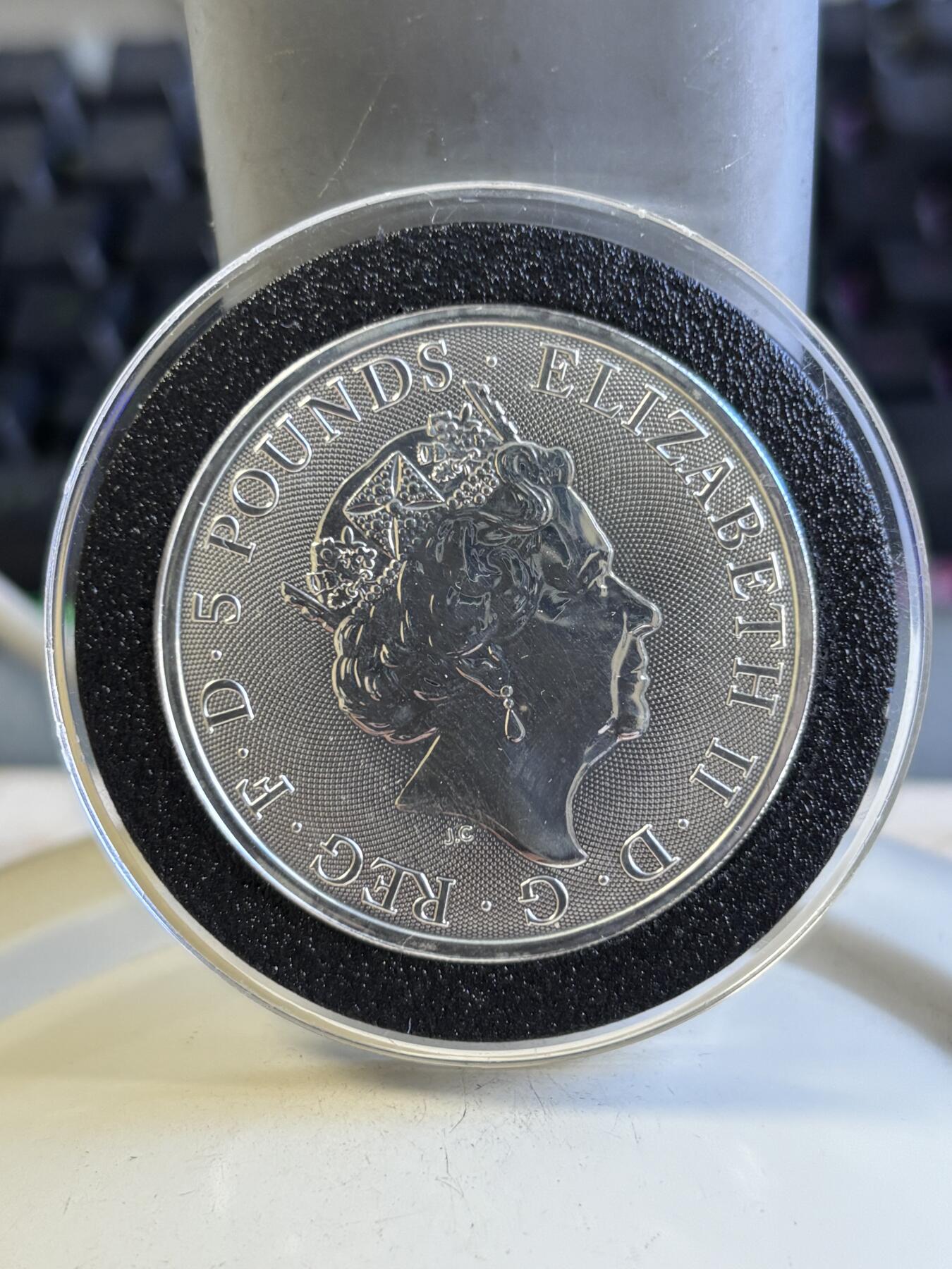 第196期拍卖 英国2021年女王10神兽合而为一普制2盎司纪念银币，9999银，有瑕疵