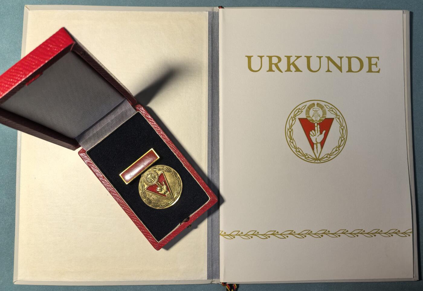 盛世勋华——号角文化勋章邮票专场拍卖第312期 东德反法西斯抵抗战士委员会纪念奖章 原盒 少见带1976年证书