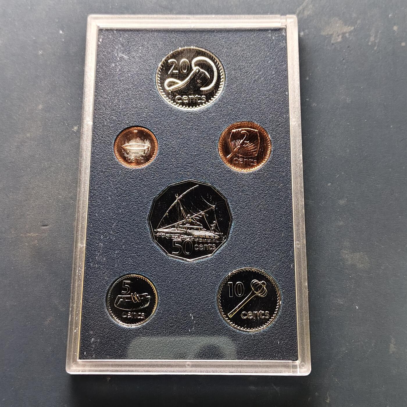 【全场包邮】纯粹捡漏拍519场 【少见】斐济1990年新版换材质首发官方套币-加拿大皇家厂铸造盒证全-发行量5000