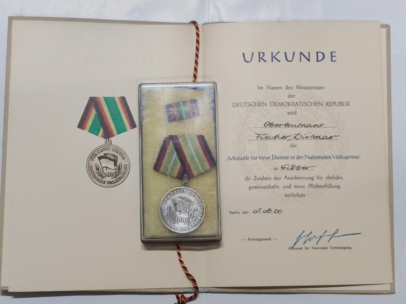 韵星假日军品类拍卖第51期  -- Rimey Holidays Militaria Auction 51 民主德国银级人民军忠诚服务奖章带证带原盒略