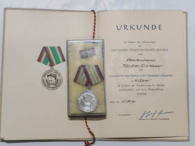 韵星假日军品类拍卖第51期  -- Rimey Holidays Militaria Auction 51 - 民主德国银级人民军忠诚服务奖章带证带原盒略