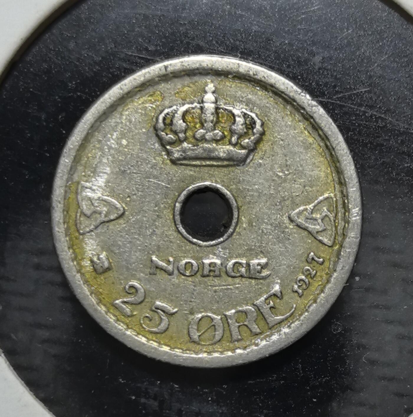 外国优质银币克朗币纪念章，每周六晚九点倒数截拍，满百包邮可寄存，持续收拍 挪威1927年25 欧尔穿孔镍币，正面为哈康七世花押与王冠，背面饰三曲腿纹与王冠，是挪威君主制时期的法定流通辅币，见证其近代货币体系。