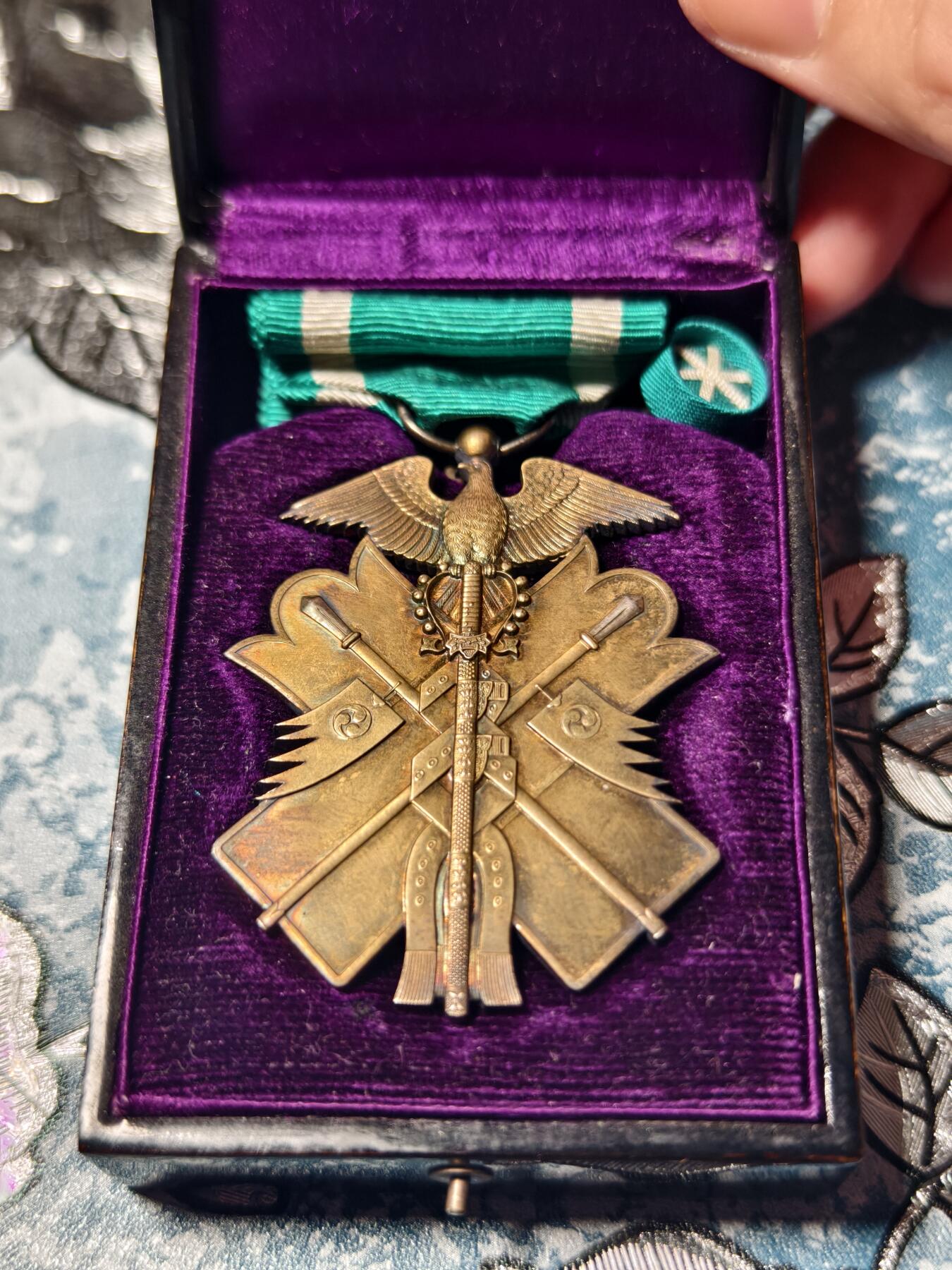 抚柳草堂-第二十二期章牌钱币  奖章勋章 满百包邮 放漏专场 六鸟 勋六级金鵄勋章 银质35.8g 原盒美品带杯绶 盒坏了 昭和早期