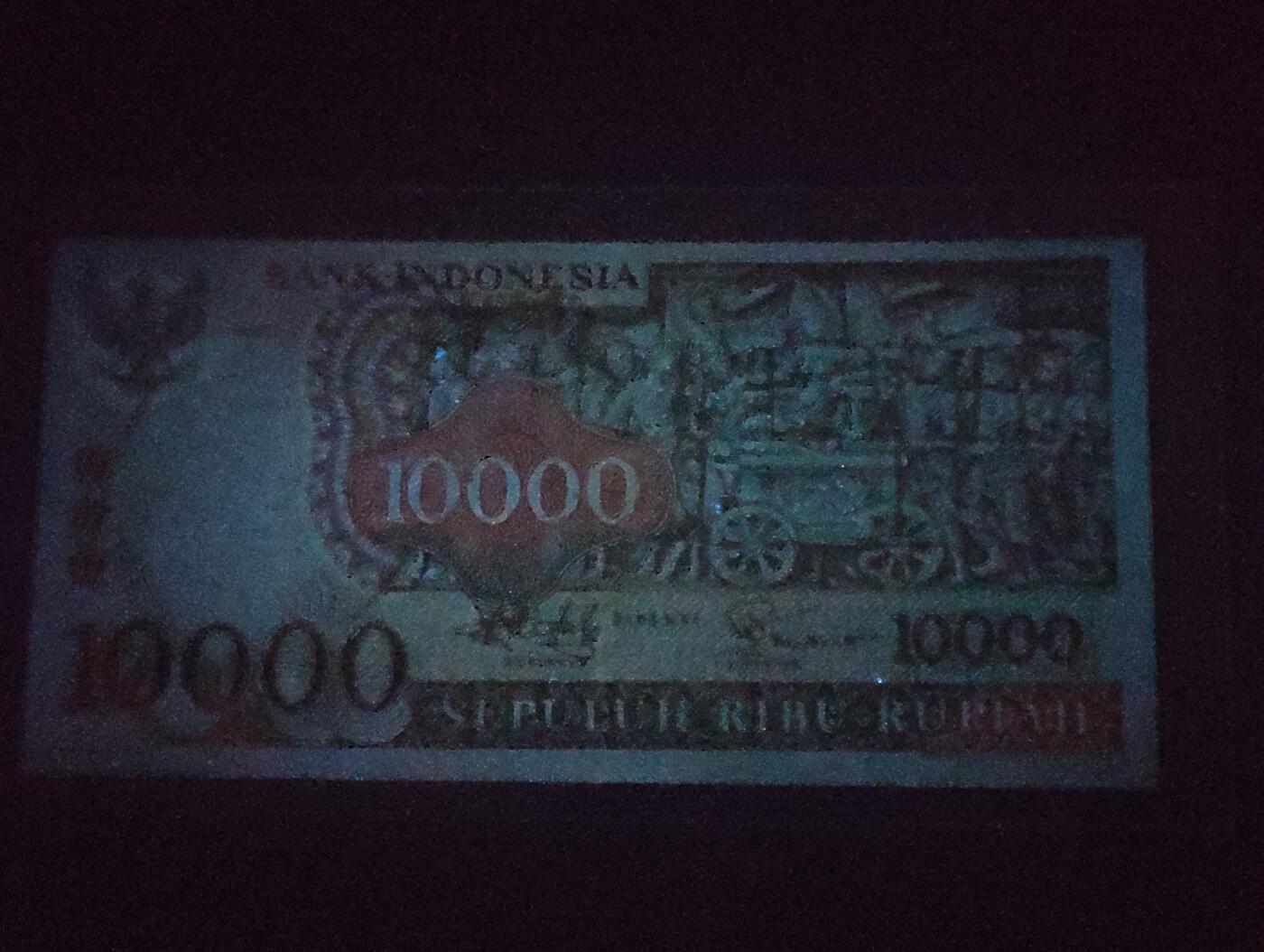 2026四月第一期，总222期 印度尼西亚1975版10000卢比UNC-有针孔，佛塔浮雕和传统工艺面具，此版本最大面值
