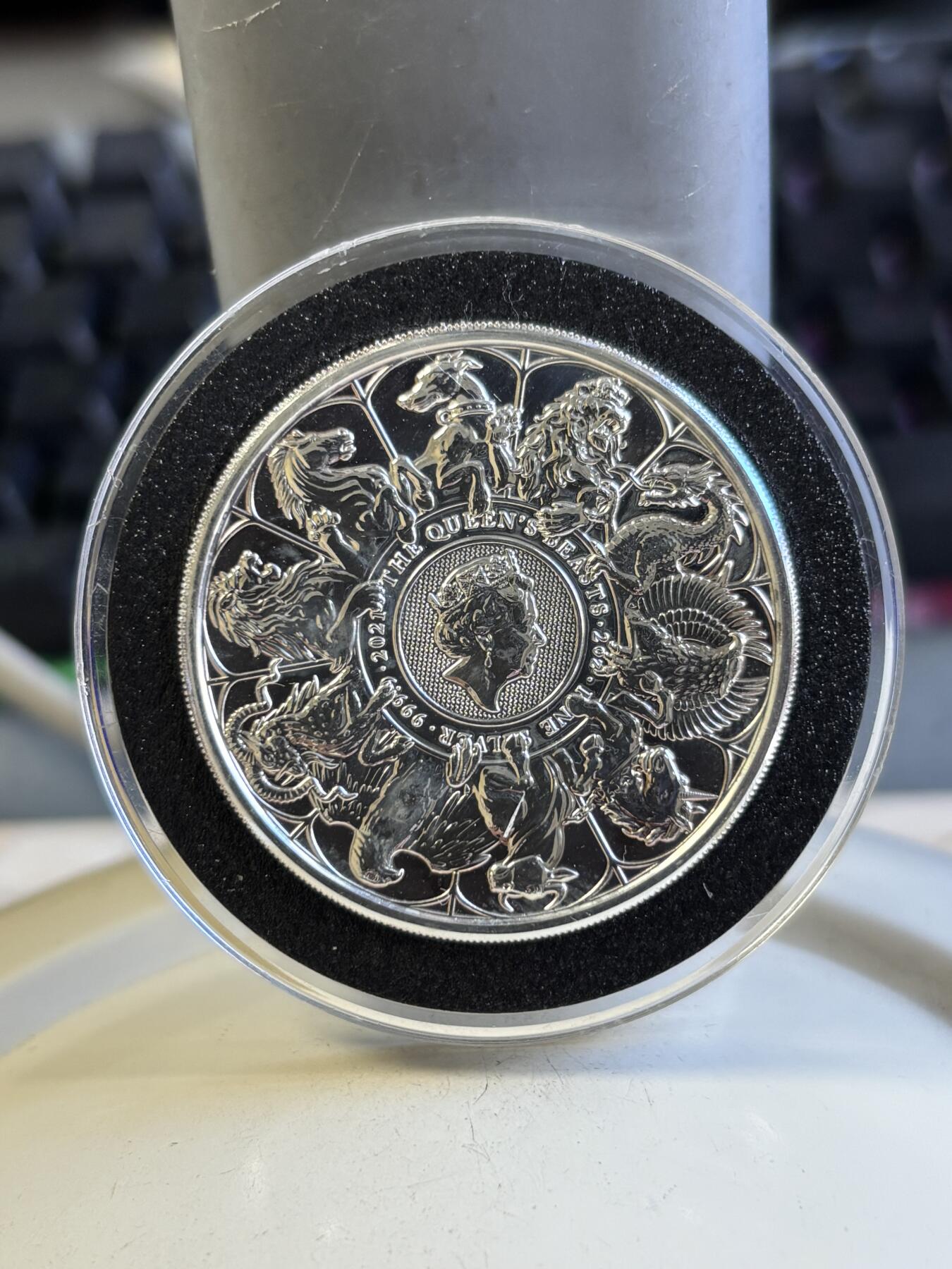 第196期拍卖 英国2021年女王10神兽合而为一普制2盎司纪念银币，9999银，有瑕疵
