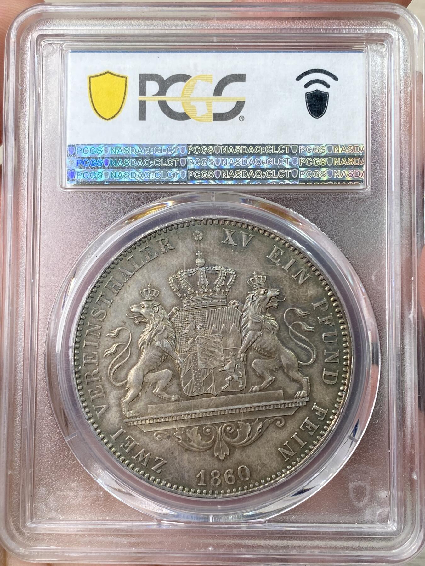 万国钱币拍卖第064期 PCGS MS62 1860年德国巴伐利亚马克西米利安二世双狮流通2泰勒 马二高难年份 仅两年发行 即便通货也不太常见的品种 原味孔雀绿彩极美 2t大名誉品路二双狮同款纹章 PCGS季军分