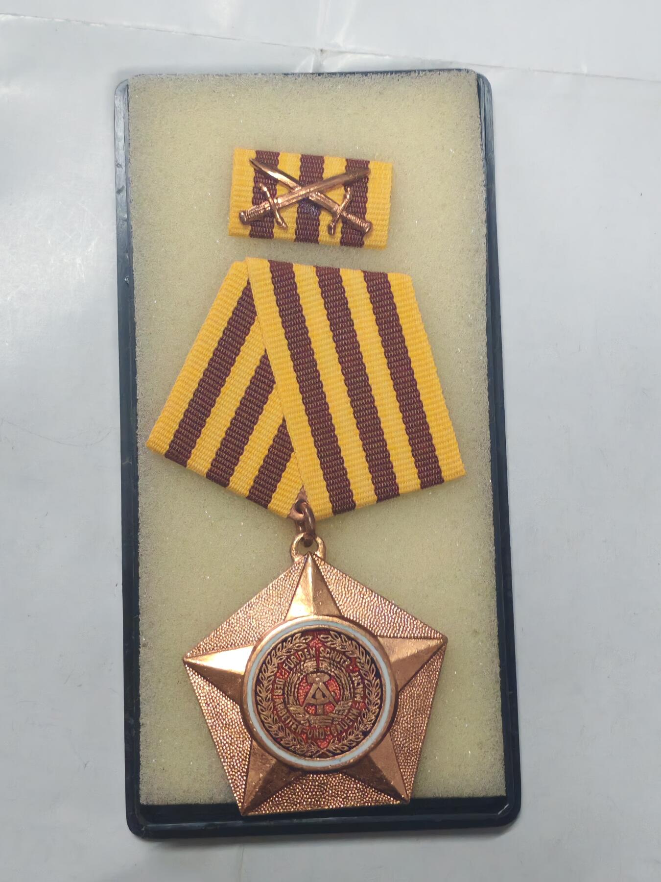 韵星假日军品类拍卖第51期  -- Rimey Holidays Militaria Auction 51 民主德国铜级为人民与祖国服务勋章带原盒略