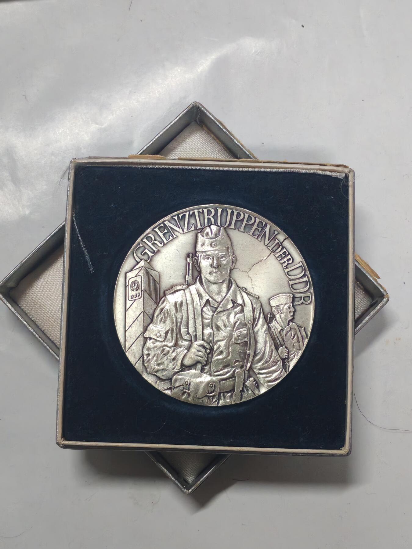 韵星假日军品类拍卖第51期  -- Rimey Holidays Militaria Auction 51 民主德国边防军战斗友谊奖章 颁发给长期服务的边防军战士 好品带原盒 高浮雕设计