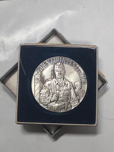 韵星假日军品类拍卖第51期  -- Rimey Holidays Militaria Auction 51 - 民主德国边防军战斗友谊奖章 颁发给长期服务的边防军战士 好品带原盒 高浮雕设计