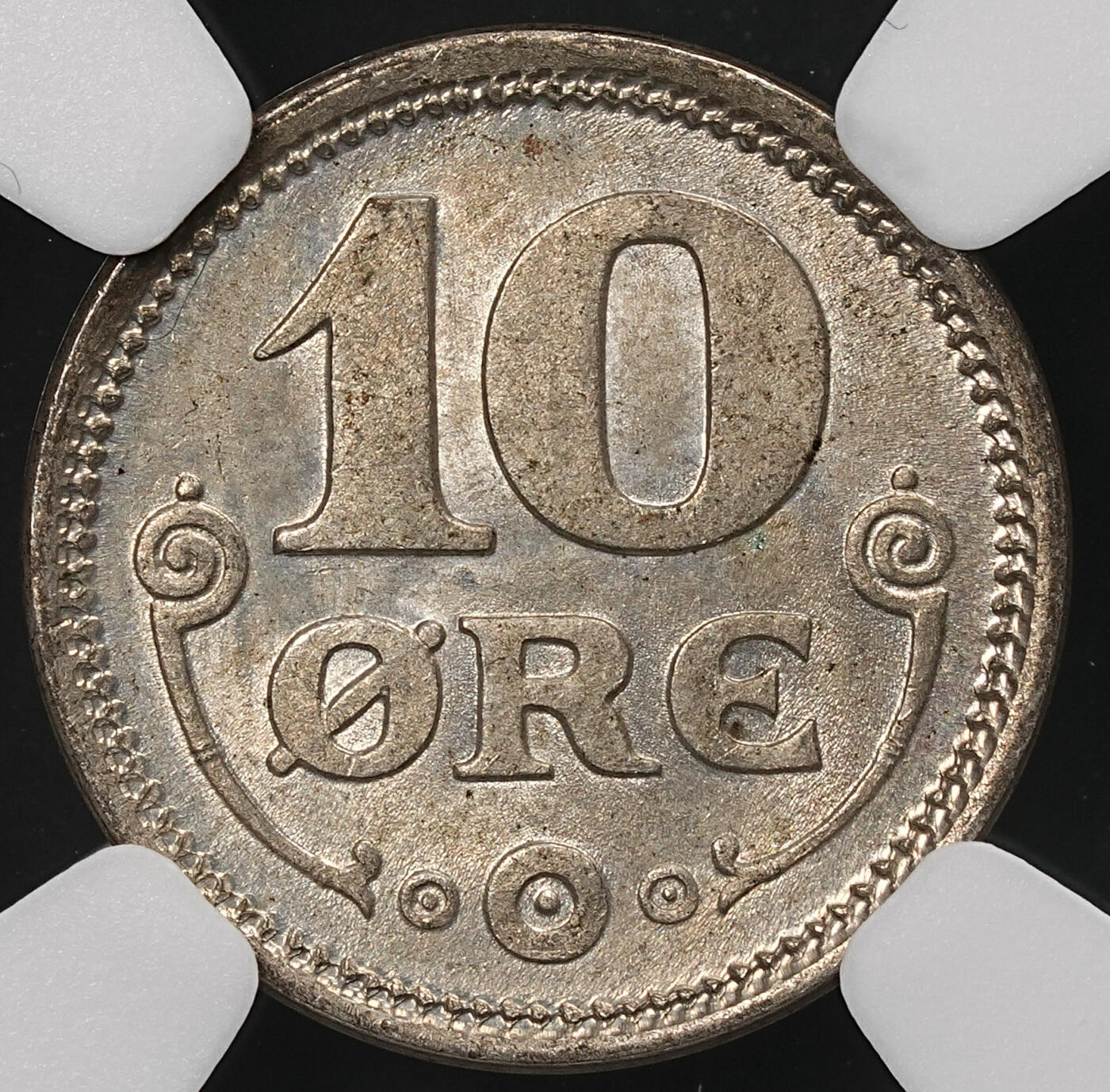 修遠堂世界钱币第110期 NGC评级  1919年丹麦10欧尔银币两枚