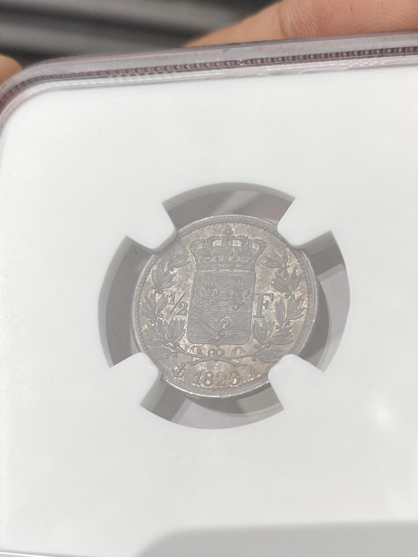 万国钱币拍卖第064期 NGC MS62 1823年法国波旁王朝路易十八世1/2法郎银币 巴黎厂铸造 好品不多见的路易十八小面值银币 全深打双面原味欧陆酱五彩更是难得 收藏级品质