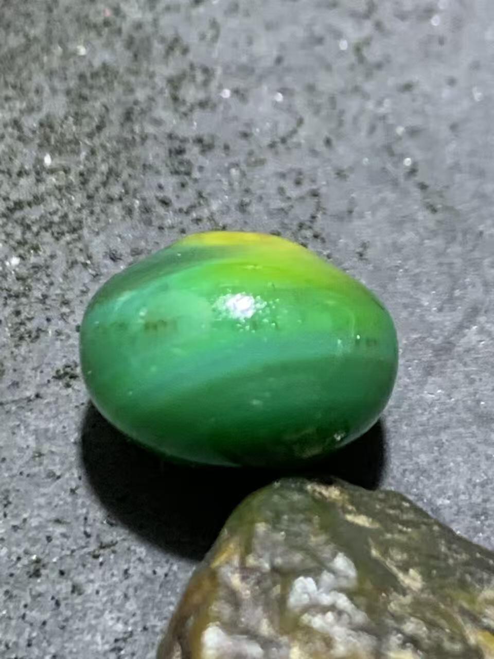 精美高玉化缠丝玛瑙随形碟珠一颗，