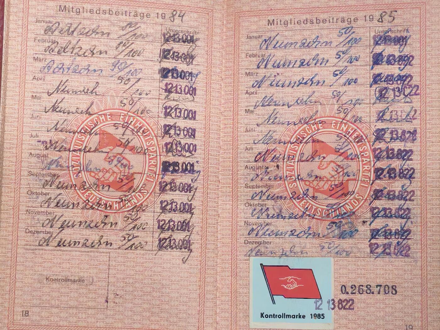 韵星假日军品类拍卖第51期  -- Rimey Holidays Militaria Auction 51 民主德国统一社会党党证、证章一套 证书少见 贴票记录照片齐全