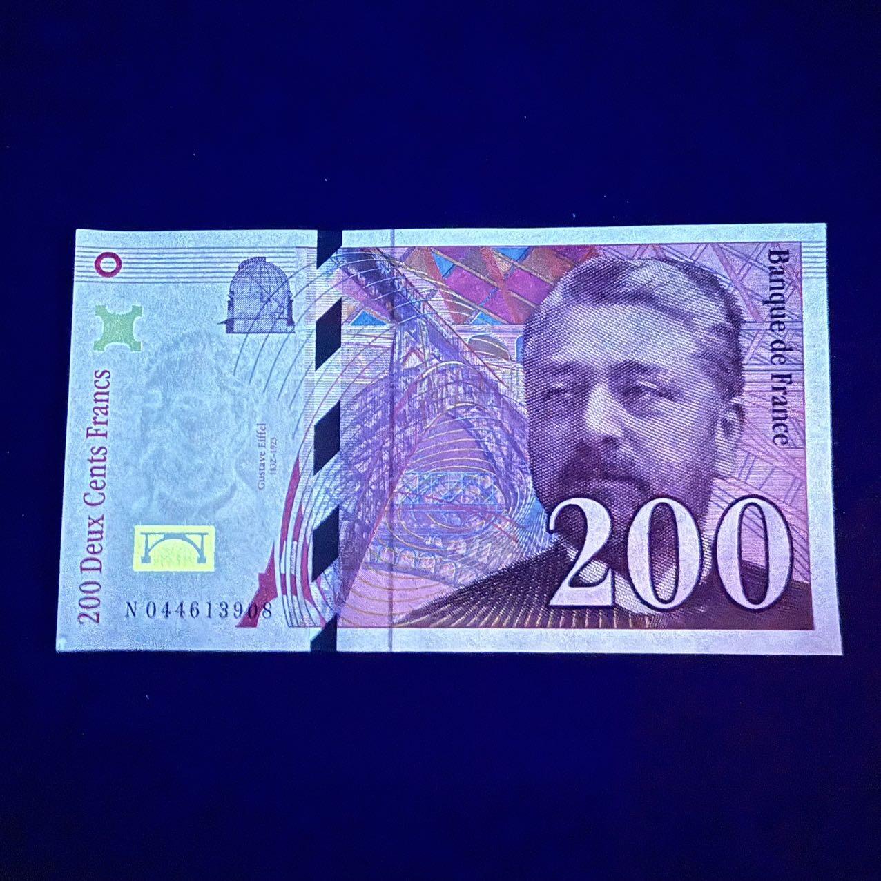 第17期  法国1997年200法郎 全新unc- 左下角有黄点