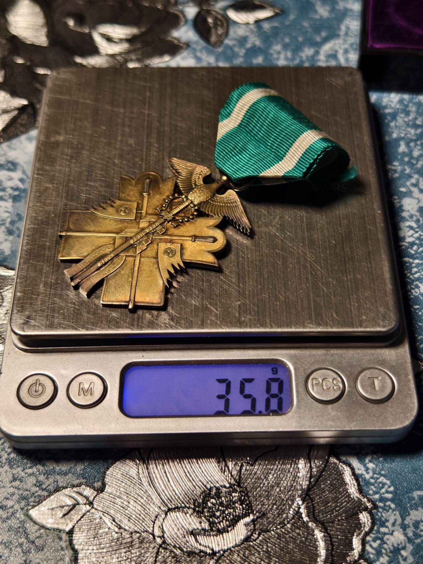 抚柳草堂-第二十二期章牌钱币  奖章勋章 满百包邮 放漏专场 六鸟 勋六级金鵄勋章 银质35.8g 原盒美品带杯绶 盒坏了 昭和早期