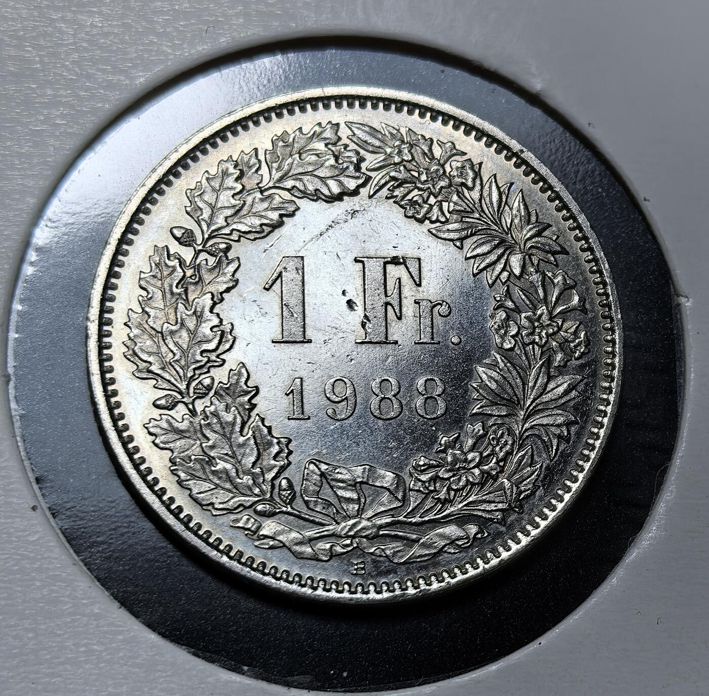 外国优质银币克朗币纪念章，每周六晚九点倒数截拍，满百包邮可寄存，持续收拍 瑞士联邦1988年1法郎，币面为守护女神海尔维蒂亚与瑞士十字盾徽，是瑞士长期中立、金融稳定的经典流通币，延续了百年经典设计。