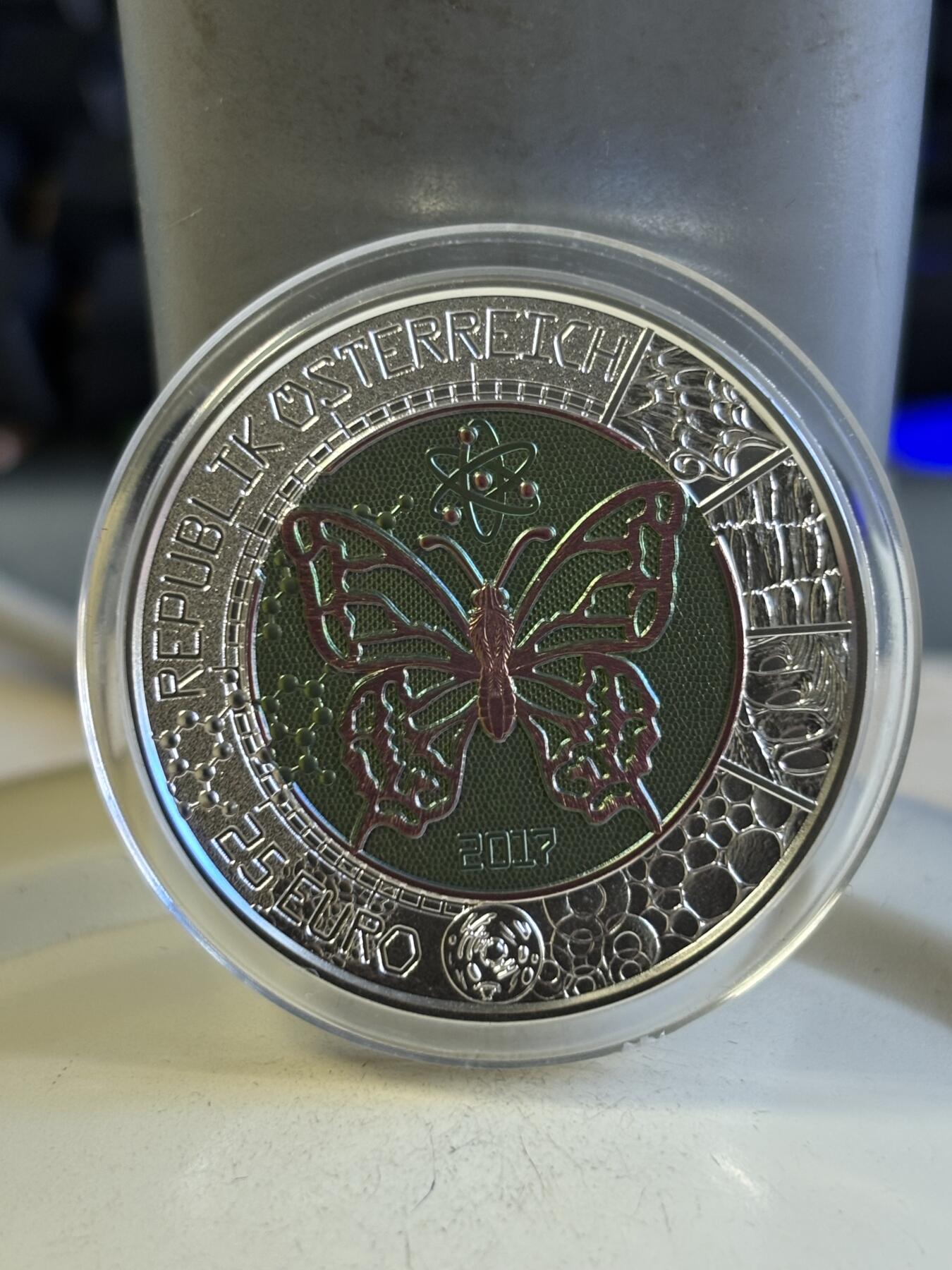 第196期拍卖 奥地利2017年银铌镶嵌系列微观世界银铌双金属币，金属:900银998铌，重量:16.5克（10克银，6.5克铌）直径:34毫米，发行：65000枚