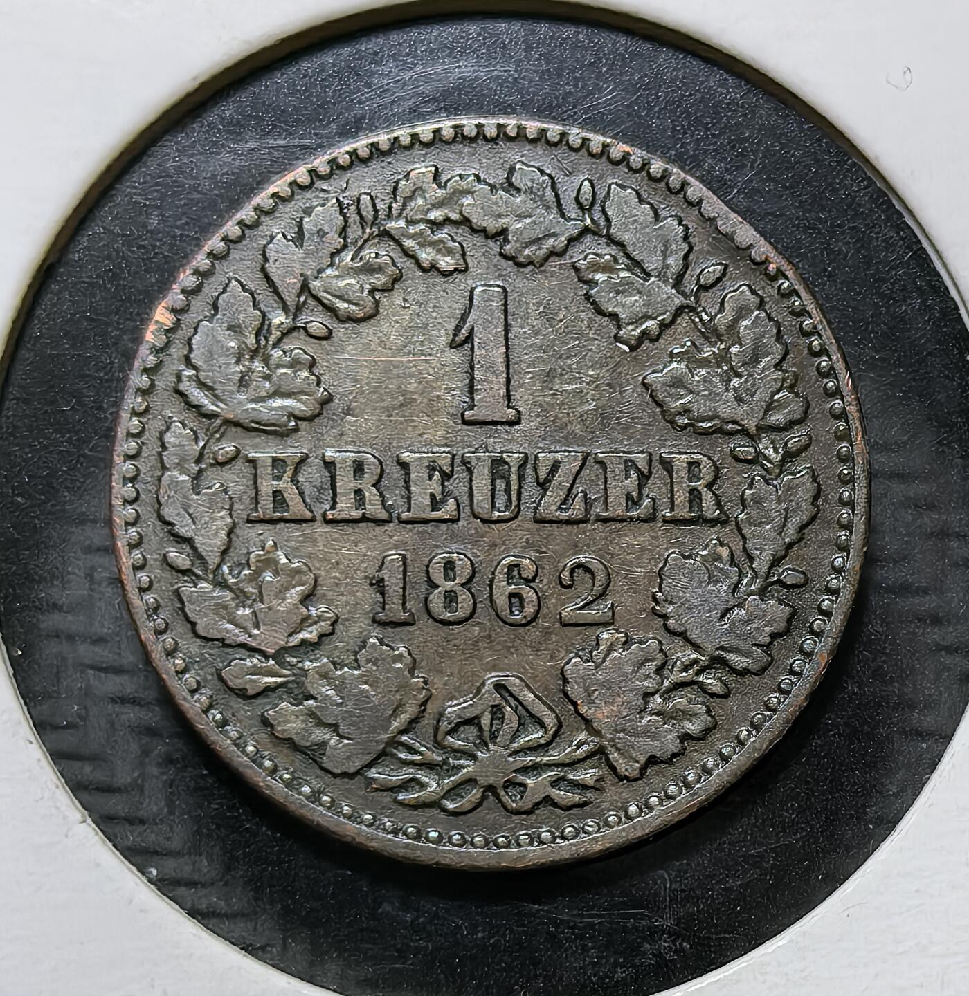 外国优质银币克朗币纪念章，每周六晚九点倒数截拍，满百包邮可寄存，持续收拍 德意志拿骚公国1862年1克鲁泽铜币，正面为公国双狮盾徽，背面标注面值，是德意志统一前邦国流通币，见证了德意志邦联时期的货币格局。