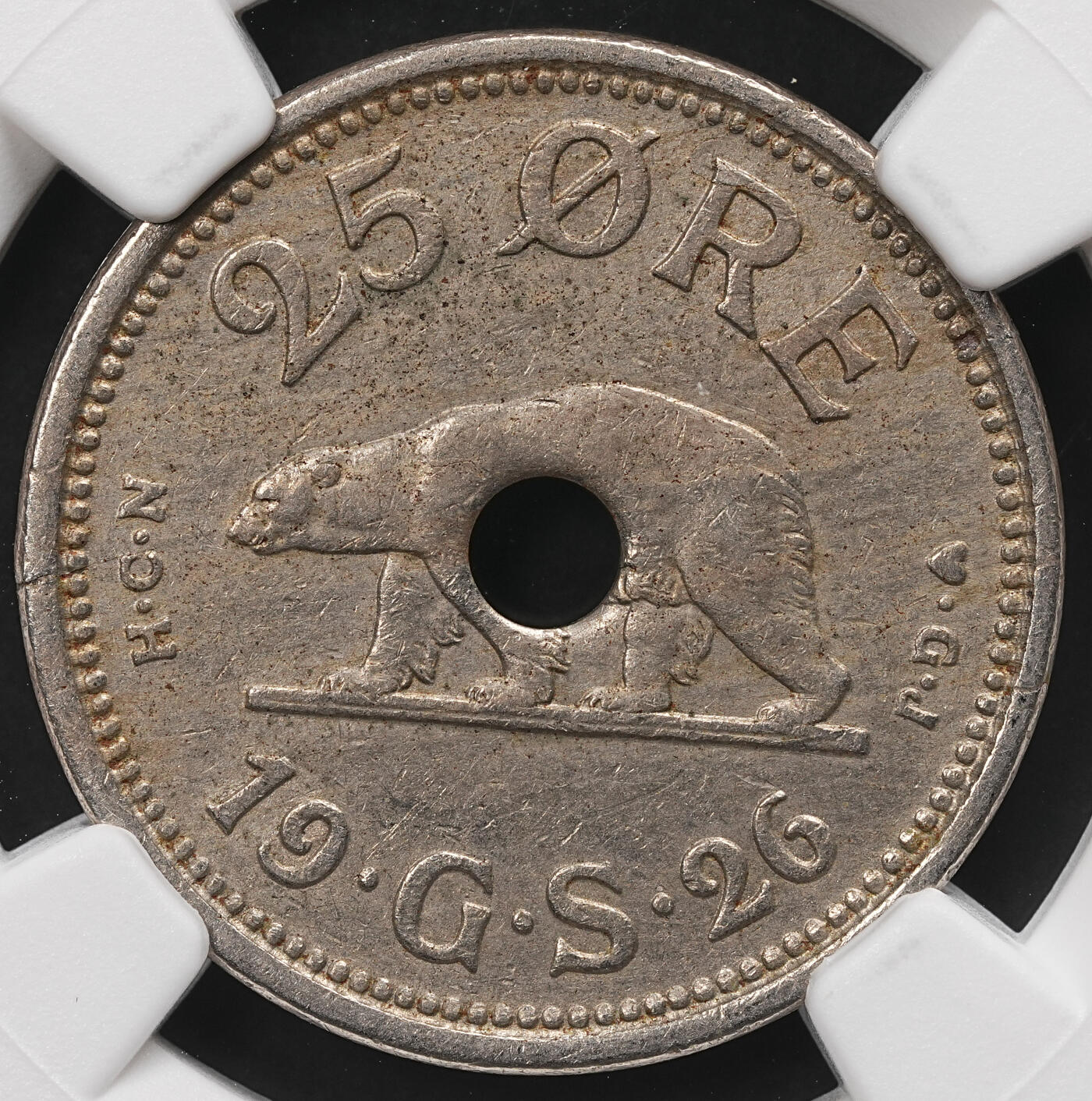 修遠堂世界钱币第110期 NGC AU58 1926年格陵兰中孔25欧尔 ， 1940/41年在纽约打孔，以避免与同尺寸1克朗硬币混淆，仅打孔6万枚