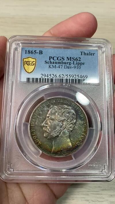 万国钱币拍卖第064期 PCGS MS62 1865年德国绍姆堡-利普天使护盾1泰勒 汉诺威厂铸造 仅单年发行7000枚的小邦品种 双天使护盾 原味浓郁孔雀蓝绿幻彩包浆 状态极赞