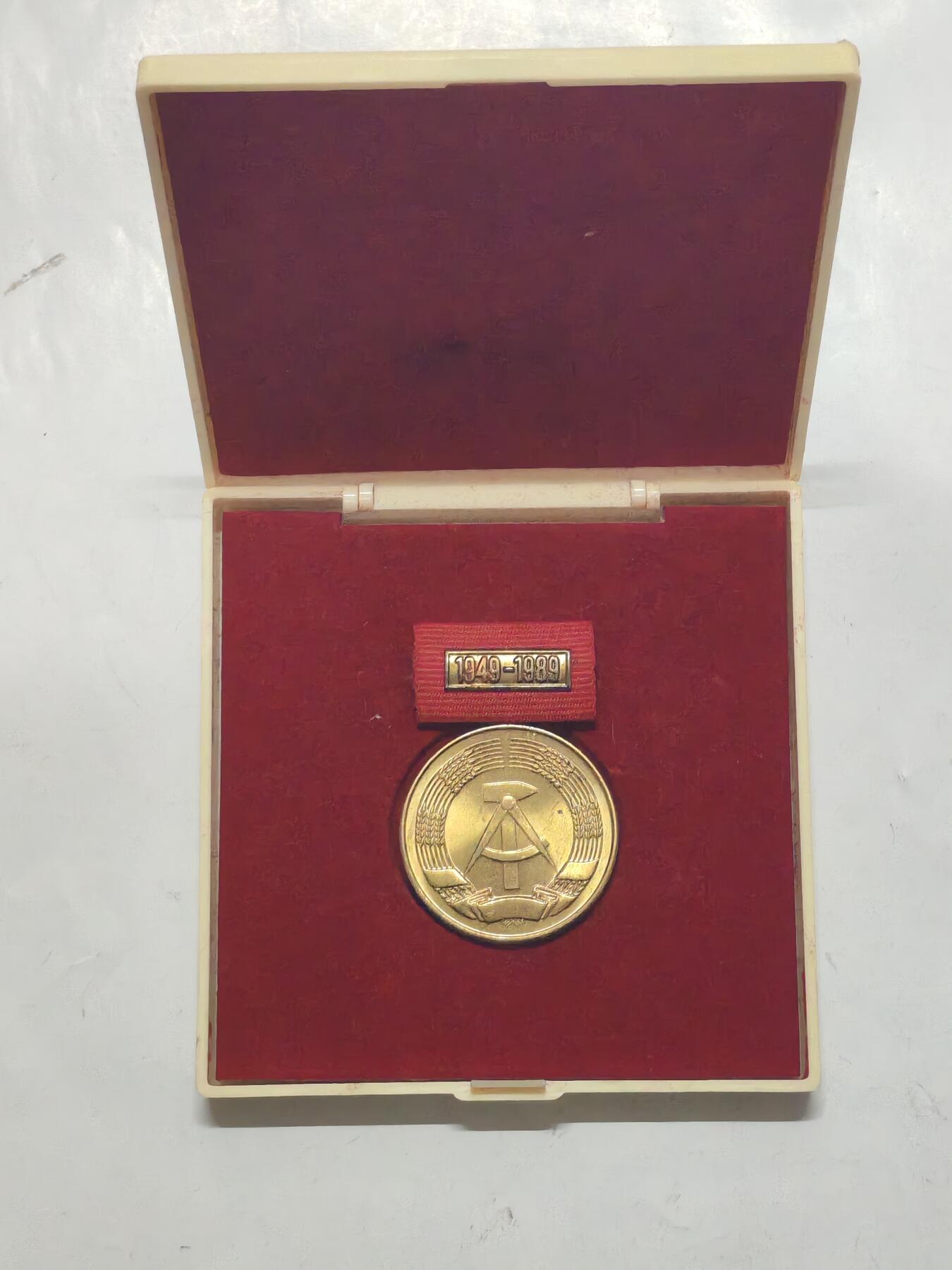 韵星假日军品类拍卖第51期  -- Rimey Holidays Militaria Auction 51 民主德国成立四十周年纪念奖章带原盒