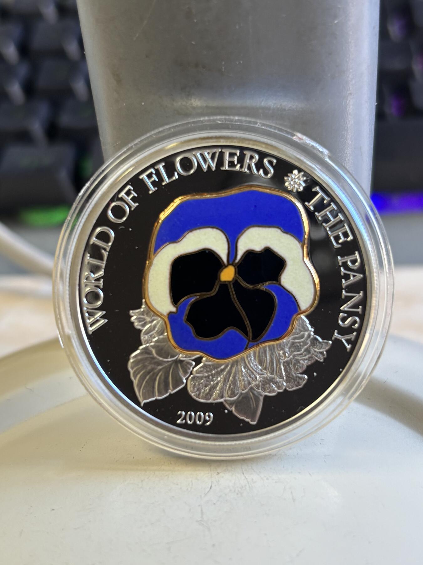 第196期拍卖 获奖币库克2009年三色堇镶嵌景泰蓝镀金彩色银币，999银，25克，发行2500枚、