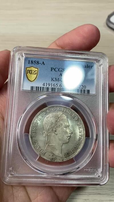 万国钱币拍卖第064期 PCGS MS63 1858年奥地利弗朗茨一世双头鹰流通1泰勒 维也纳货币协议的产物 与德国联合泰勒形制相同 车轮转光欧陆原味淡彩环绕极美收藏品质