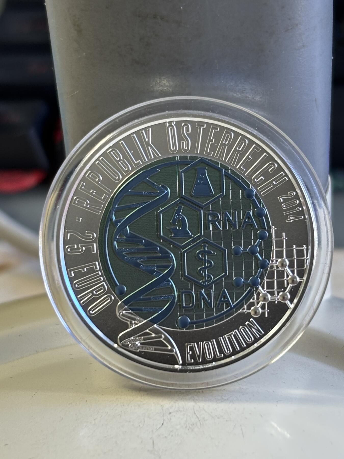 第196期拍卖 奥地利2014年进化论铌银镶嵌双色纪念币，900银998铌，10克/7.15克，