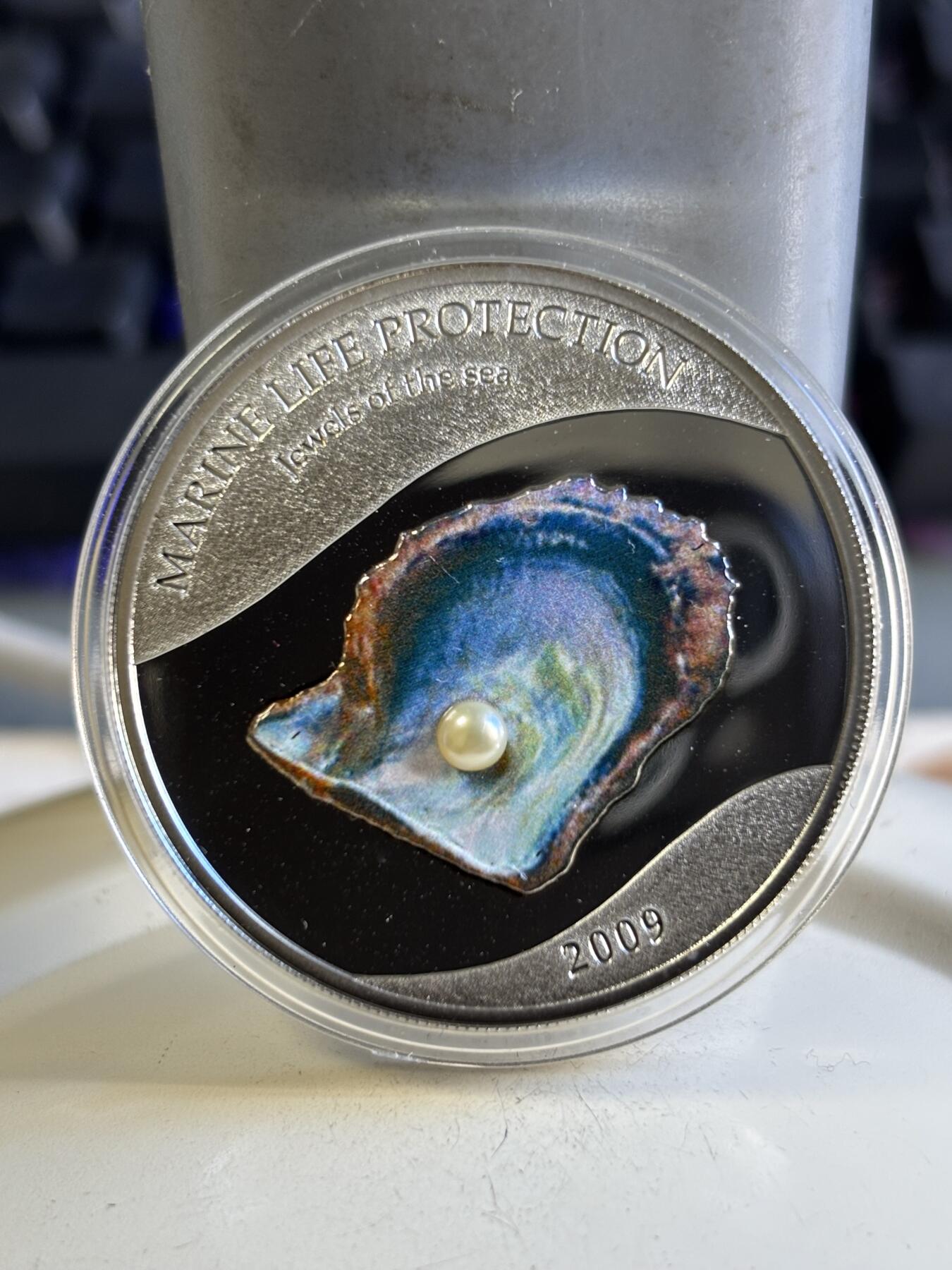 第196期拍卖 获奖币帕劳2009年镶嵌天然深海珍珠彩色纪念银币，925银，25克，发行2500枚，世界上最美的25种硬币之一