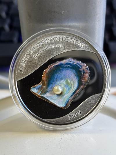 第196期拍卖 - 获奖币帕劳2009年镶嵌天然深海珍珠彩色纪念银币，925银，25克，发行2500枚，世界上最美的25种硬币之一