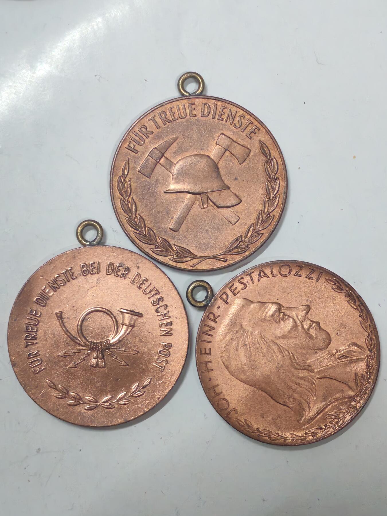 韵星假日军品类拍卖第51期  -- Rimey Holidays Militaria Auction 51 民主德国铜级章头一组 消防忠诚 邮政忠诚 斐斯泰洛齐