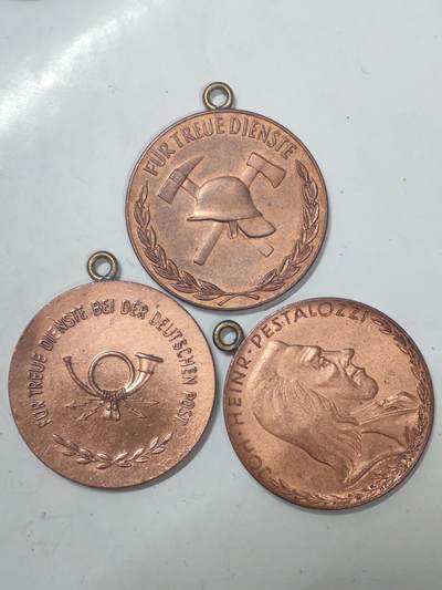韵星假日军品类拍卖第51期  -- Rimey Holidays Militaria Auction 51 - 民主德国铜级章头一组 消防忠诚 邮政忠诚 斐斯泰洛齐