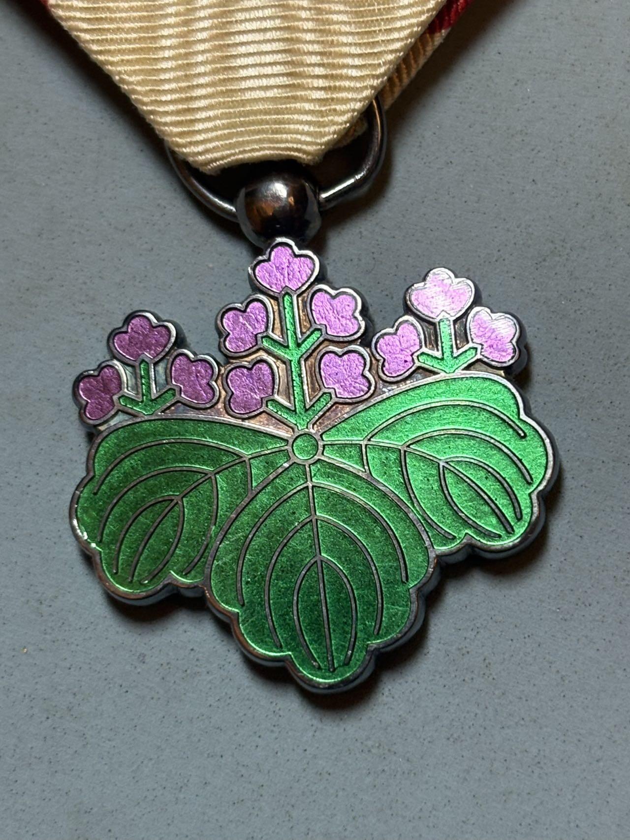 盛世勋华——号角文化勋章邮票专场拍卖第313期 日本勋七等青叶章 银制带原盒 早期双面版 重22克，银价300+