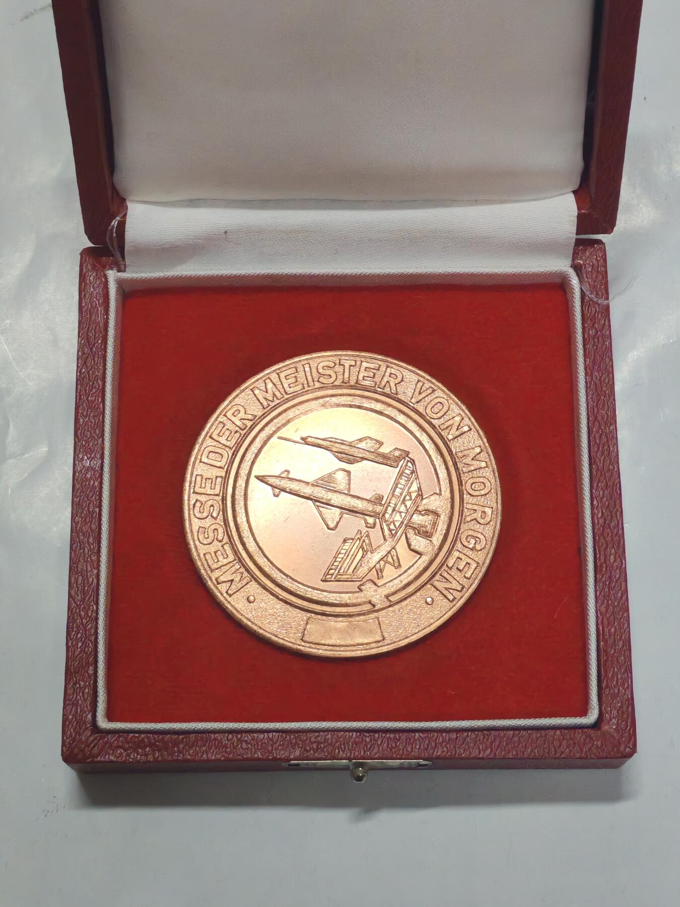 韵星假日军品类拍卖第51期  -- Rimey Holidays Militaria Auction 51 民主德国自由德国青年团卓越之星纪念币带原盒