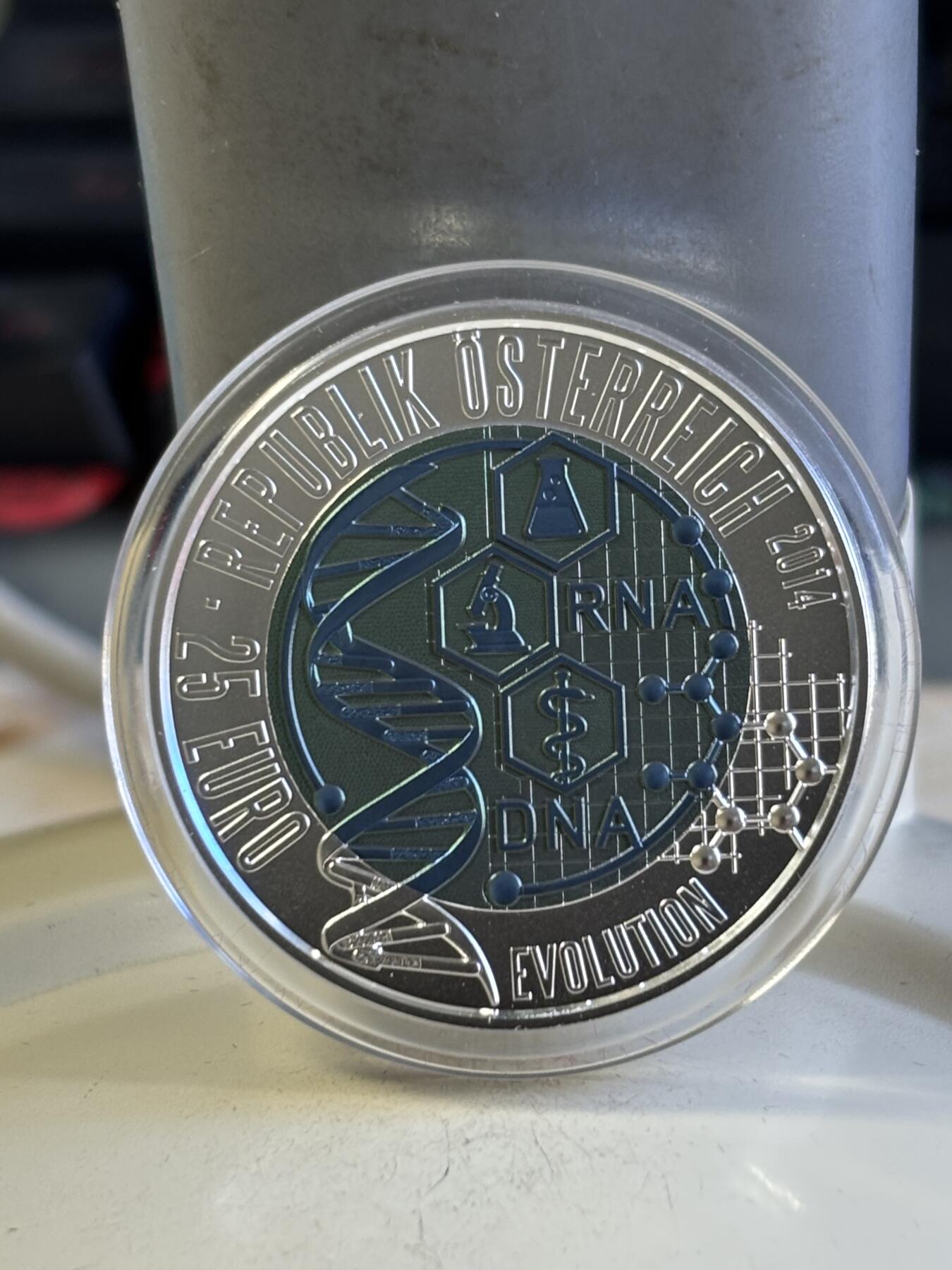 第196期拍卖 奥地利2014年进化论铌银镶嵌双色纪念币，900银998铌，10克/7.15克，