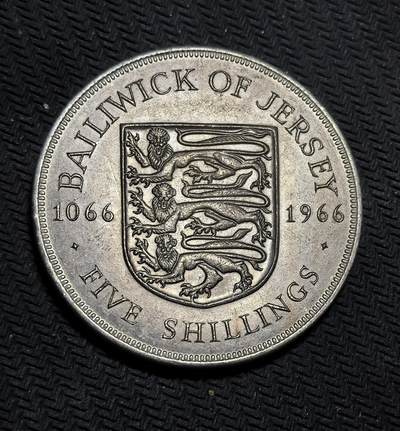 外国优质银币克朗币纪念章，每周六晚九点倒数截拍，满百包邮可寄存，持续收拍 - 泽西岛1966年5先令纪念币直径38.5mm，29克，为纪念诺曼底公爵征服英格兰 900 周年发行。正面为伊丽莎白二世肖像，背面展示泽西岛纹章与三头狮子，定格海岛历史与英王室传承。