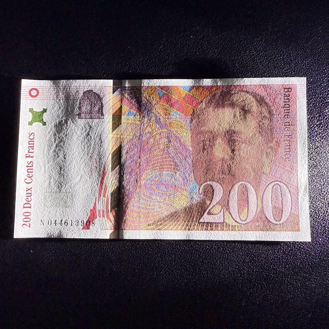 第17期  法国1997年200法郎 全新unc- 左下角有黄点