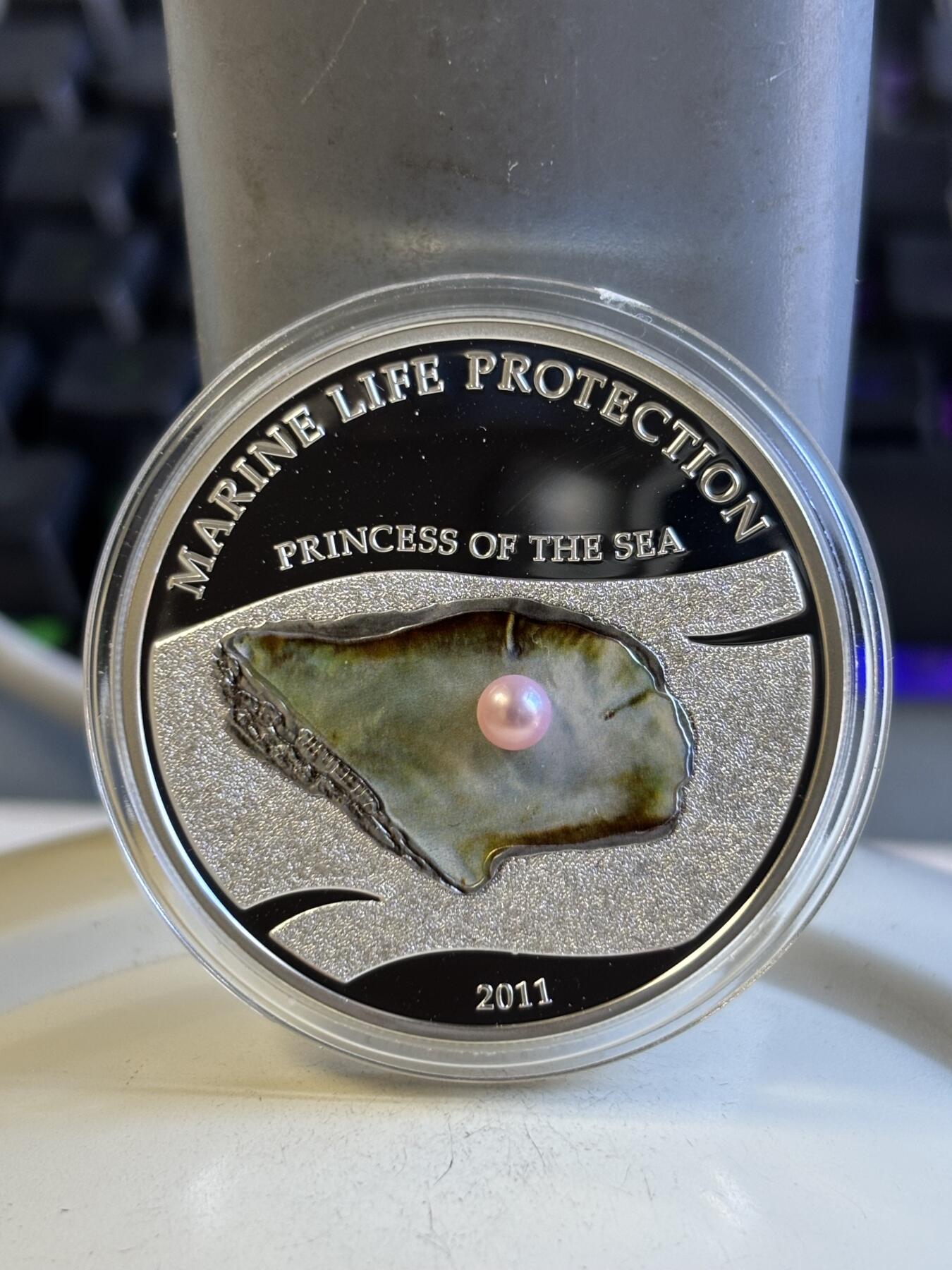 第196期拍卖 帕劳2011年珍珠系列镶嵌天然粉珍珠精制纪念彩银币，925银，25克，有丝痕