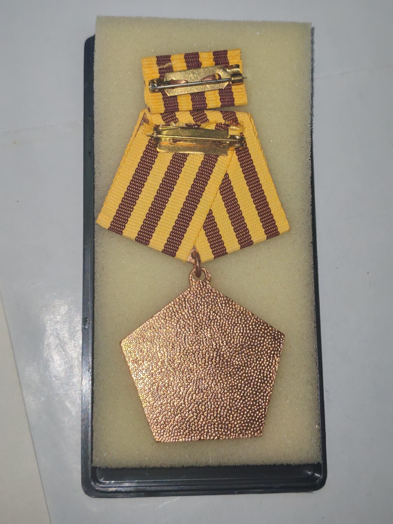 韵星假日军品类拍卖第51期  -- Rimey Holidays Militaria Auction 51 民主德国为人民和祖国服务勋章带证带原盒略 证书少见 完整一套 高级勋章