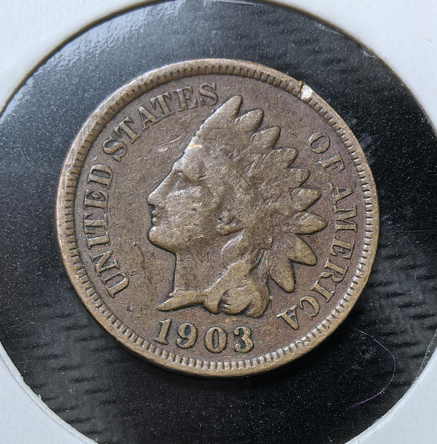 外国优质银币克朗币纪念章，每周六晚九点倒数截拍，满百包邮可寄存，持续收拍 美国1903年印第安人头像1分铜币，1859-1909 年流通，朗埃克设计，正面为自由女神印第安造型，背面饰盾徽花环，是美国 19 世纪末至 20 世纪初的经典流通币。